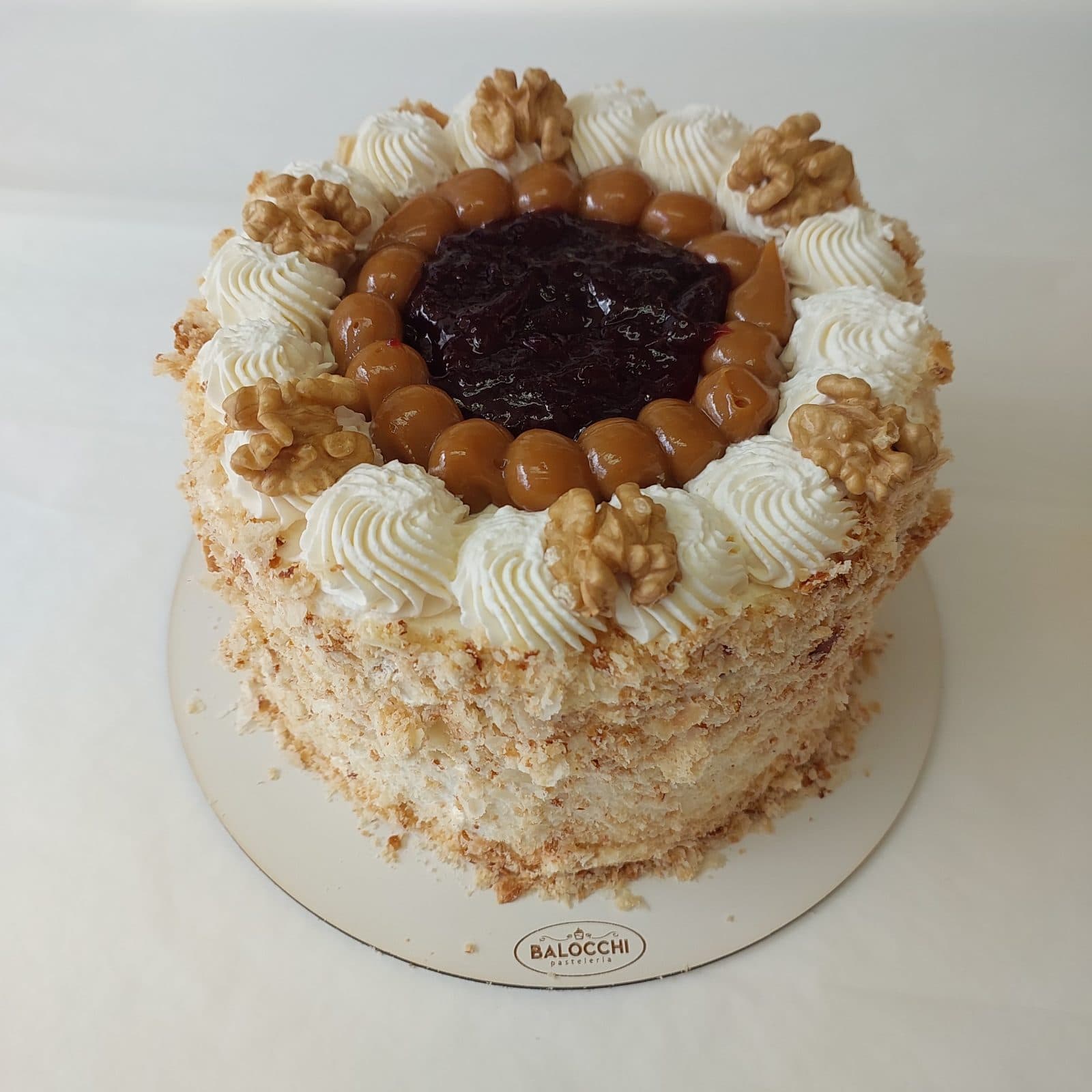 Torta Bizcocho Manjar Nuez, Crema y Mermelada de guinda