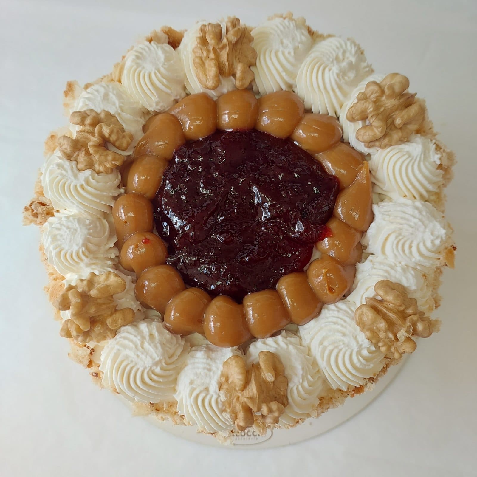 Torta Bizcocho Manjar Nuez, Crema y Mermelada de guinda — foto secundaria