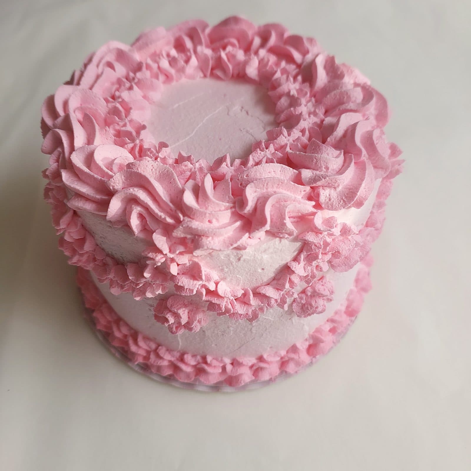 Mini torta decorada con crema chantilly vegetal